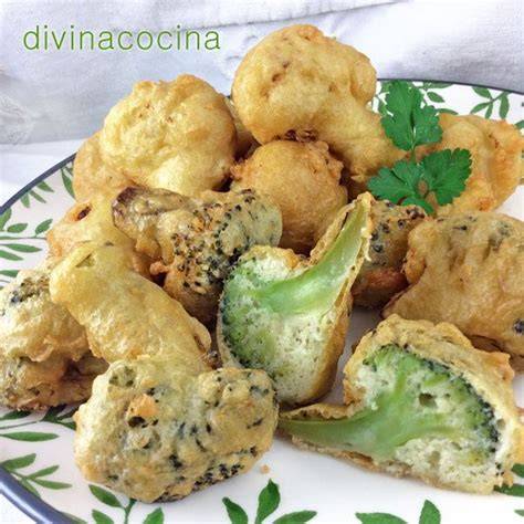 Buñuelos de brócoli horneados en una bandeja