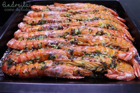 Gambones al horno servidos en una fuente