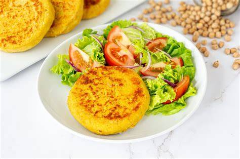 Hamburguesas de garbanzos con mayonesa vegana y ensalada