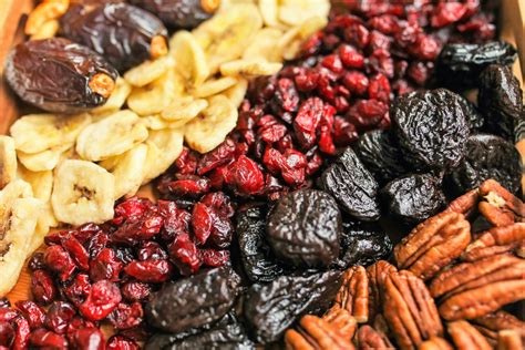 Variedad de frutos secos y frutas deshidratadas para ensaladas