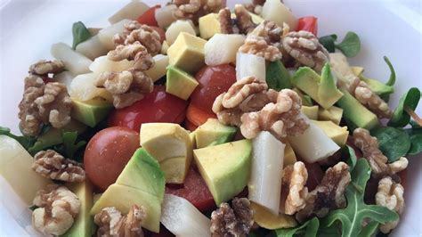 Proceso de preparación de ensalada con frutos secos