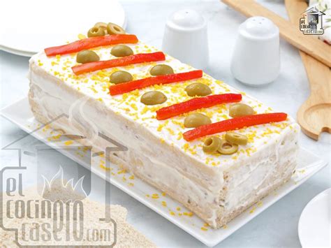 Molde cubierto con film de cocina para pastel de atún