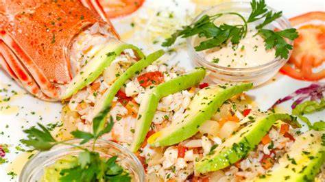 Ensalada de langosta con vegetales salteados y puré de mango