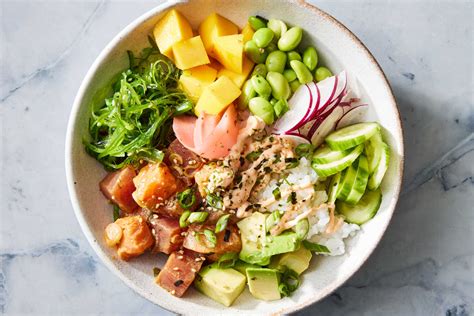 Variedad de poké bowls con ingredientes frescos