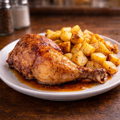 Pollo asado servido con guarnición