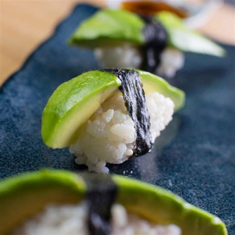 Nigiri vegano con aguacate y boniato