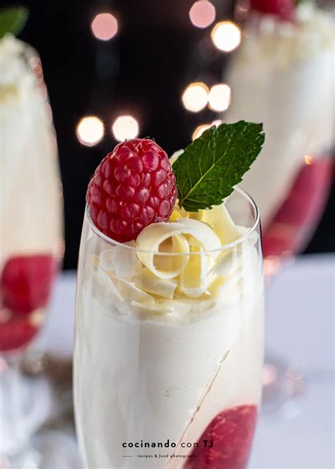 Mousse de chocolate blanco en copas decorada con frutas