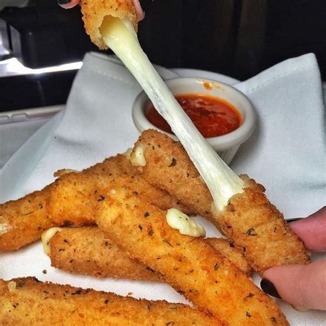 Varias formas de mozzarella frita: palitos, bolas y rodajas