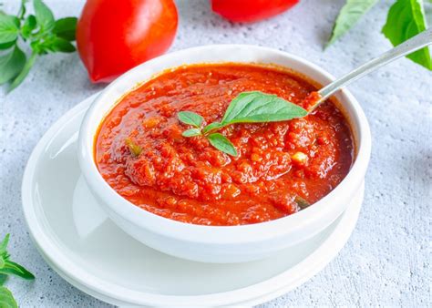 Salsa marinara casera con albahaca