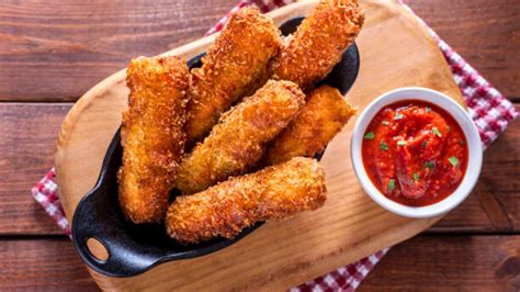 Mozzarella frita con salsa marinara y albahaca