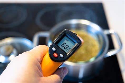 Termómetro de cocina midiendo la temperatura del agua