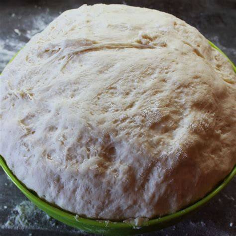 Masa de pan hinchada en un bol