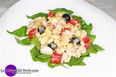 Ensalada de alubias con bonito lista para servir