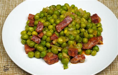 Plato de guisantes con chorizo recién cocinado