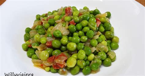 Ingredientes frescos para guisantes con chorizo