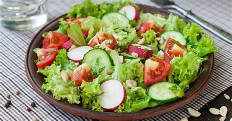 Ensalada verde con tomate y pepino