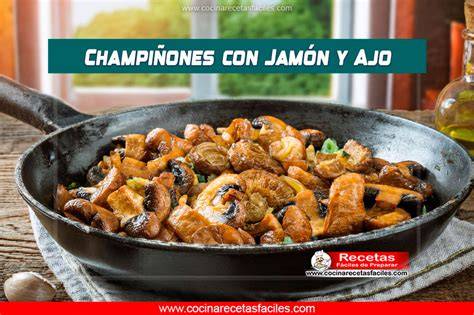 Boletus cocinándose con ajo y jamón en una sartén