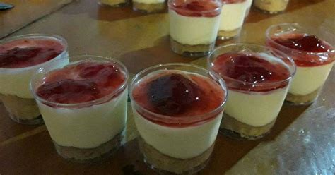 Vasitos de cheesecake listos con topping de mermelada