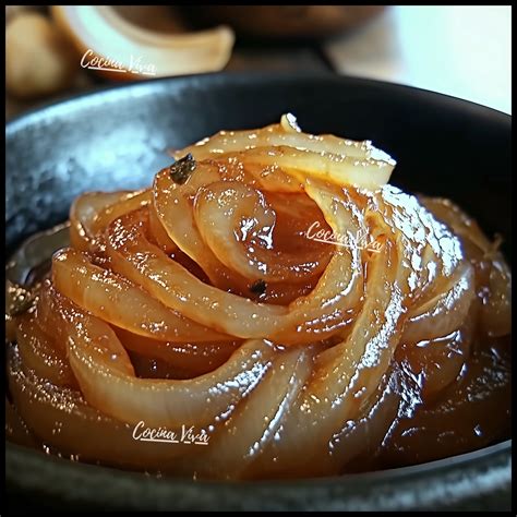 Cebolla caramelizándose lentamente en una sartén