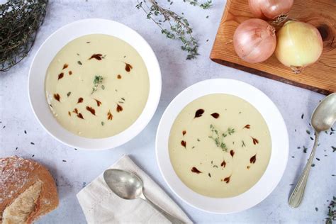 Crema de cebolla con textura sedosa decorada con cebollino