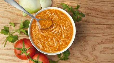 Ingredientes y preparación de una sopa de fideos