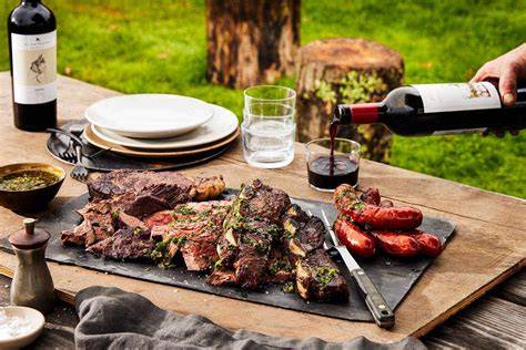 Mesa de asado argentino con ensaladas y bebidas