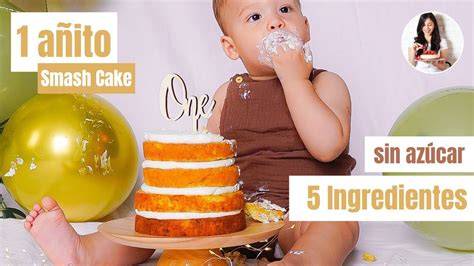 bebés disfrutando de su primera tarta de cumpleaños saludable