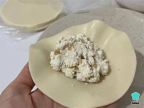 Empanadas de ricota recién horneadas y doradas en una bandeja