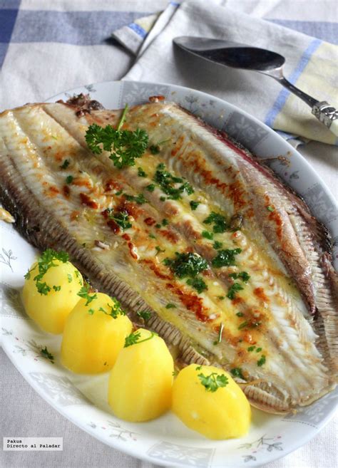 Plato de lenguado frito con limón y perejil