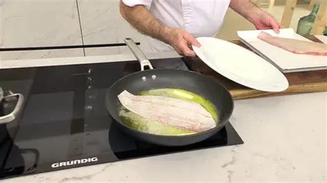 Lenguado friéndose en una sartén con aceite
