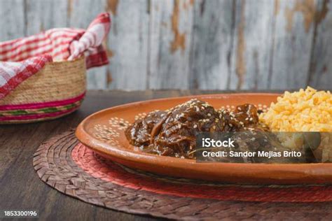 Plato tradicional de michirones servido en cazuela de barro