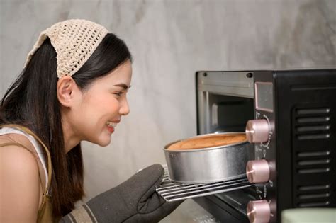 Mujer horneando un bizcocho en una olla sobre una vitrocerámica