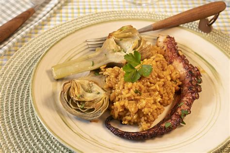 Plato de arroz con pulpo y alcachofas servido con alioli