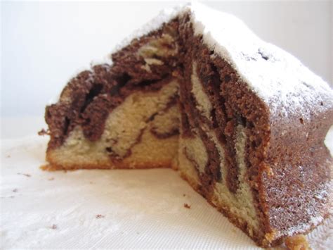 Porción de bizcocho marmolado de Nutella listo para servir