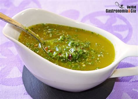Salsa de ajo y guindilla preparada para pescado