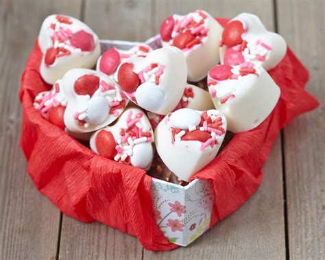 Bombones de chocolate blanco en forma de corazón