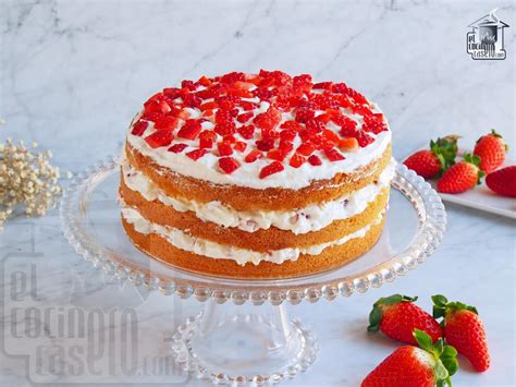 Tarta de crêpes con fresas y nata