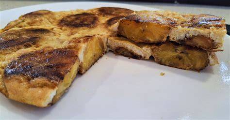 Tortilla de plátano canario servida