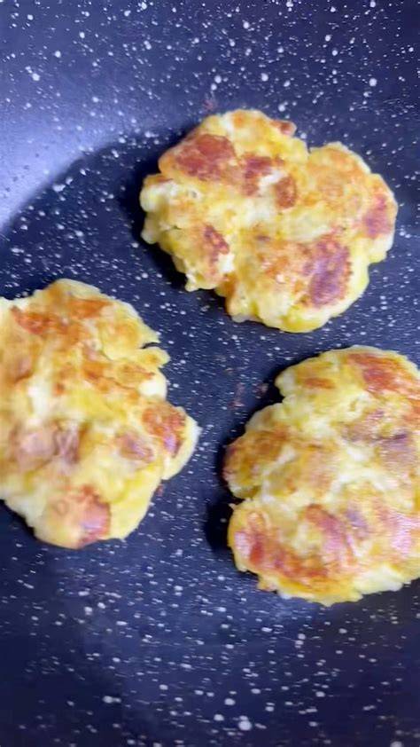 Tortitas de plátano friéndose en una sartén