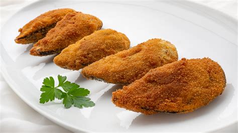 Plato de mejillones tigre recién fritos y dorados