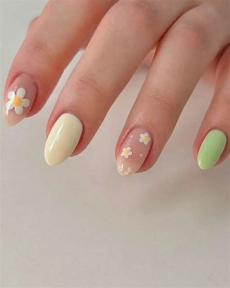 Diferentes diseños de nail art con tonos pastel
