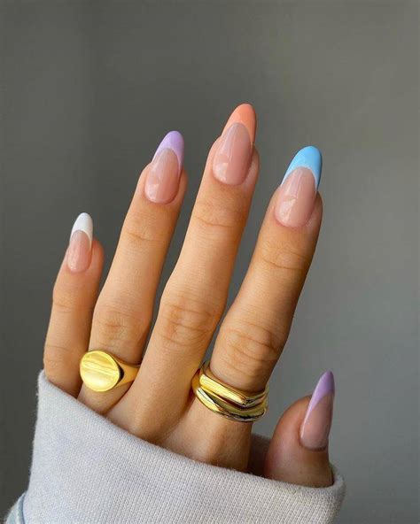 Manicura combinando diferentes tonos pastel