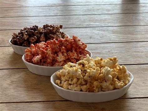 Palomitas con lima y chile en un tazón de madera