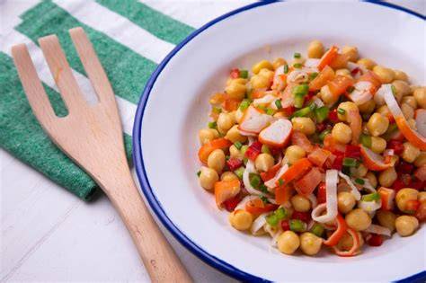 Plato de ensalada de garbanzos con surimi
