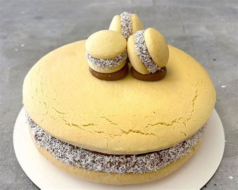 Torta de alfajor de maicena decorada con coco y dulce de leche