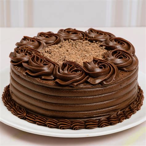 pastel de chocolate tradicional decorado en una mesa
