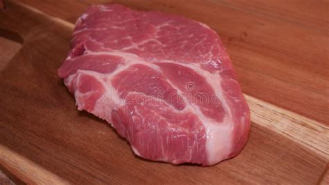corte de jarrete de cerdo fresco en una carnicería