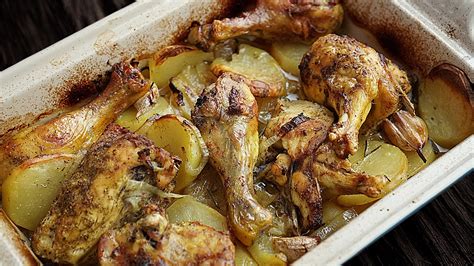 Gallo asado al horno con patatas