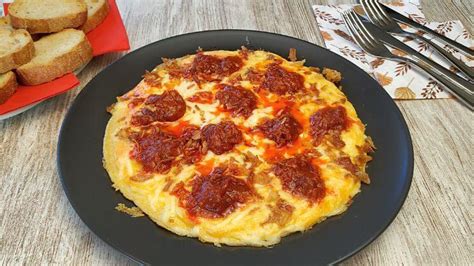 Tortilla de sobrasada y queso servida