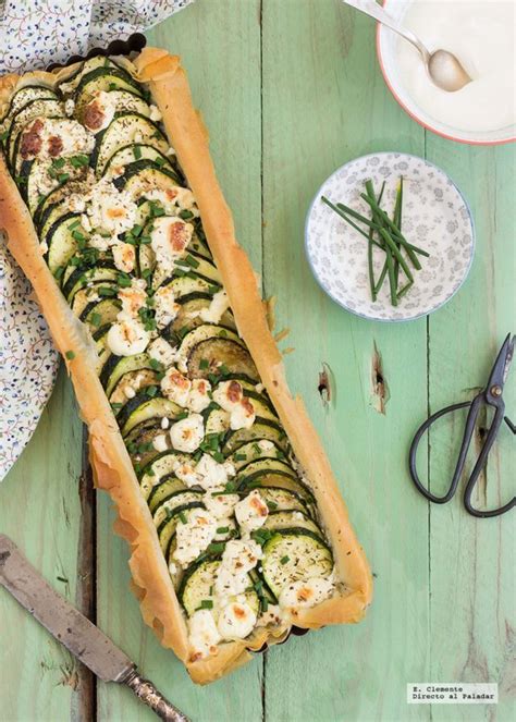 tarta salada de calabacín y queso feta con hierbas aromáticas